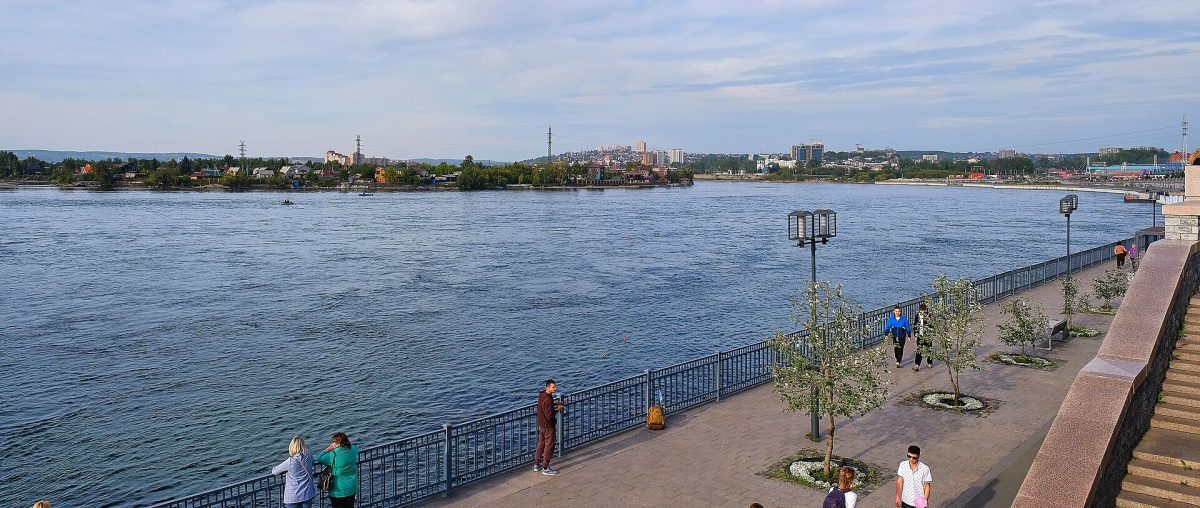 Широкая Ангара в Иркутске, вид с набережной