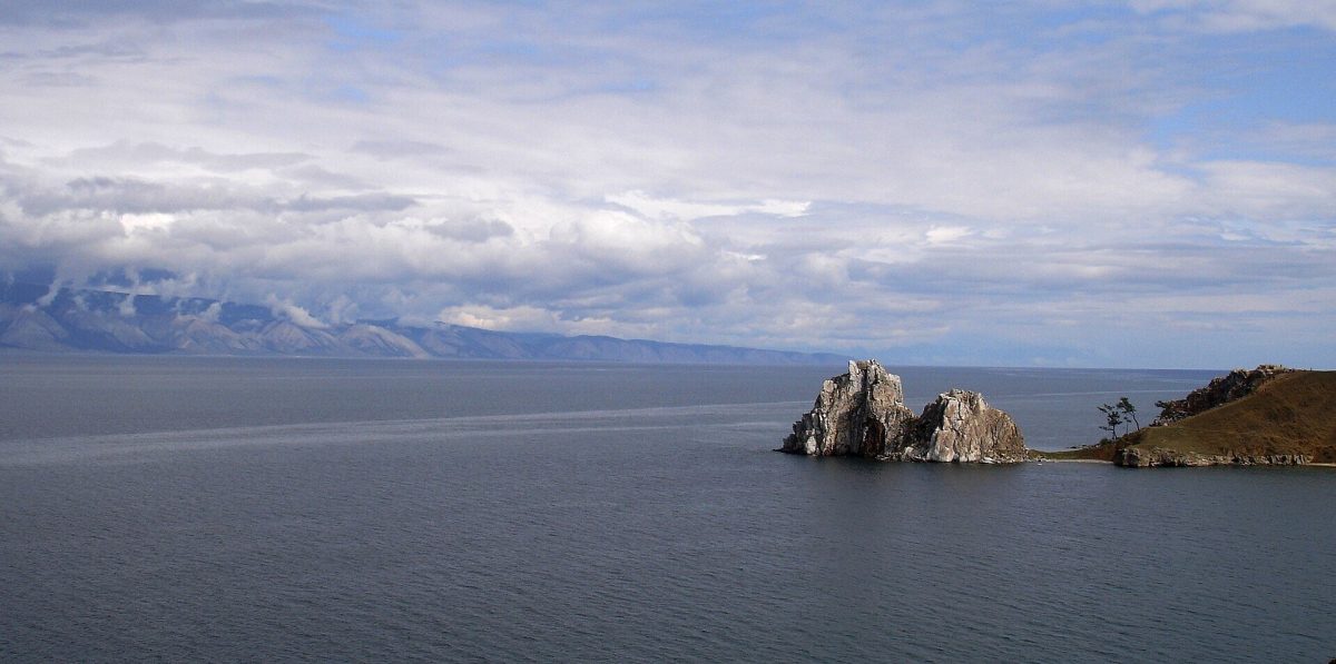 Непогода над Малым Морем, скала Шаманка вдали